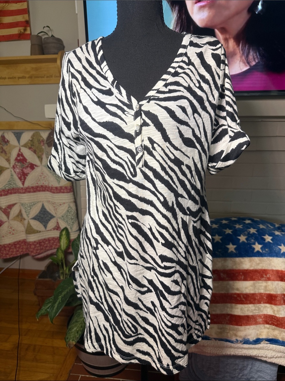 Chico's Black and White Zebra Print V-Neck Short Sleeve Top